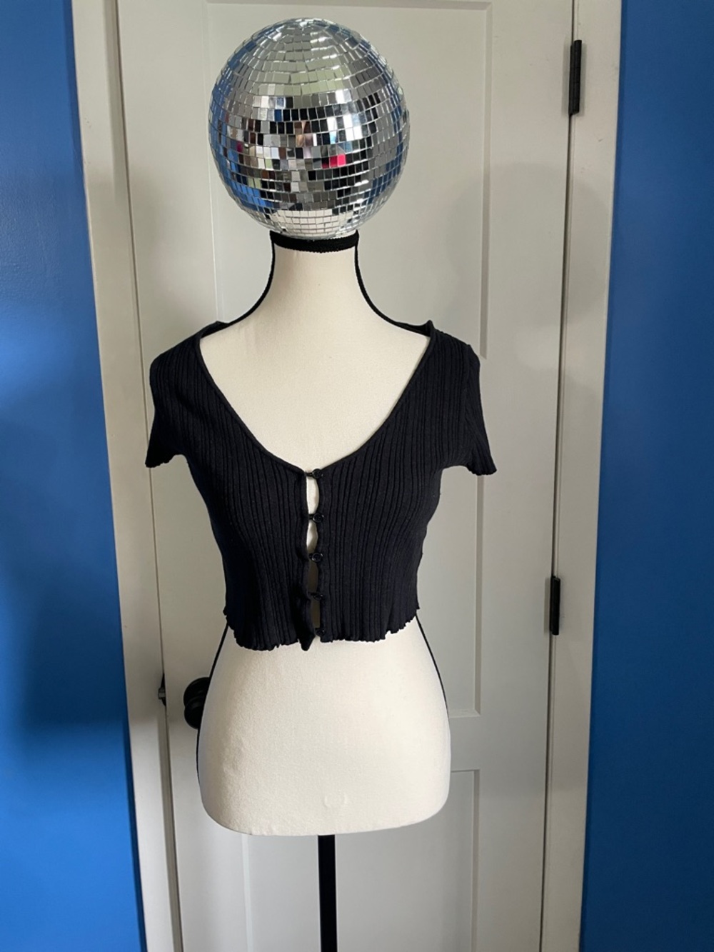 Kendall & Kylie Black Ribbed Button-Front Crop Top